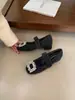 Mocassins elegantes e luxuosos em estilo francês, adornados com strass, de tira única e salto grosso, perfeitos para uso diário versátil.