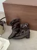 Botines retro estilo coreano con punta cuadrada pequeña, diseño interior que aumenta la altura y detalle de hebilla de cinturón, una pieza de moda de la colección Otoño 2026