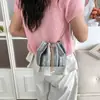 2026 Verano Nueva Moda de Gama Alta Simple Versátil Elegante Cadena al Hombro Cruzado Arcoíris Tejido Bolso Cubo