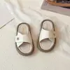 Pantuflas casuales de moda con hebilla de letra antideslizantes para niños, nuevas sandalias versátiles de verano 2026 estilo coreano para niñas