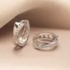 Hebilla de Oreja de Diamante Cruz Geométrica Pendientes de Aro con Sentido de Cruz Diseño de Nicho Lujo Ligero Personalidad de Alto Sentido Pendientes Elegantes