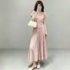 Los conjuntos de ropa de mujer de moda de este año para el verano incluyen un conjunto completo de camisetas de manga corta que marcan la cintura y faldas de cintura alta, un conjunto de dos piezas de Miyake