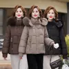 Llegada de Invierno Nueva Ropa para Madres Chaqueta de Algodón con Relleno de Plumón con Capucha y Cuello de Piel Estilo Coreano para Mujer Holgada Talla Pequeña Engrosada Cálida Ropa de Algodón