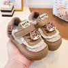 Tênis Esportivo Infantil Primavera e Outono Novo Estilo Sapatos de Lona Versáteis para Meninas Sapatos Casuais Estilo Coreano para Crianças Pequenas Sola Macia Sapatinhos de Bebê Caminhada