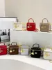 Bolsa pequena quadrada versátil e fashion, design simples, transversal, estilo Chanel, bolsa plissada transfronteiriça, novo modelo 2026