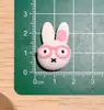Cabeça de Coelho Cartoon com Orelhas Longas e Óculos Acessórios de Resina Handmade DIY Grampo de Cabelo Capa de Celular Ímã de Geladeira Chaveiro Faixa de Cabelo