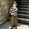 Conjunto de outfit de otoño para niñas 2026 nuevo estilo moderno suéter a rayas de moda y conjunto de pantalones de pierna ancha para niños mayores