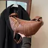 Bolsa de ombro única em couro macio de grande capacidade, bolsa de chifre de croissant plissada transfronteiriça, comércio exterior, bolsa transversal retrô para trabalho, bolsa feminina, atacado de fábrica