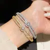 Pulseira de Flor em Zircônia Banhada a Ouro Real com Fivela Dupla Vazada, Toque de Luxo Leve de Alta Qualidade, Joia de Mão de Designer Exclusiva