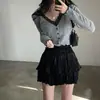 Blusa chique e moderna de manga longa com decote V e detalhes em renda