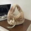 Bolsa tote de pelúcia nova para o outono 2026, uma bolsa de mão elegante e versátil para mulheres, perfeita para o uso diário