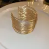Pulseiras Metálicas Exageradas Transfronteiriças Europeias e Americanas, Luxo Leve, Pulseiras de Nicho de Alta Qualidade, Elegantes da Moda, Estilo Cool para Mulheres