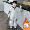 Conjunto de otoño e invierno con forro polar para niños 2026 nuevo estilo coreano fresco camiseta polo conjunto de dos piezas de invierno para niños