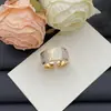 Anillo de Diseñador Nuevo Estilo Europeo y Americano Transfronterizo 2025 con Logo y Diseño Floral Incrustado de Diamantes para Mujer, Anillo Ajustable de Gama Alta al por Mayor