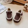 Zapatos de algodón para bebé estilo invierno 2025 modernos zapatos tipo Birkenstock para niñas zapatos de punto con cordones tipo frijol con terciopelo suela suave zapatos para caminar