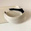 Faixa de cabelo em sarja cinza claro estilo coreano, adequada para o trajeto diário, com design minimalista, coroa alta, aba larga e efeito de afinar o rosto.