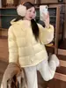 Popular chaqueta de plumón con capucha de color caramelo para mujer, estilo corto, invierno 2026, estilo coreano dulce, chaqueta puffer cálida para mujeres petite, moderna