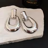 Pendientes huecos en forma de U metálicos de aguja plateada brillantes, pendientes exquisitos de moda transfronterizos europeos y americanos, pendientes de lujo ligero de alta gama para mujer