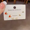 Moda Japonesa Coreana Dulce Versátil Conejo Zanahoria Juego de Tres Piezas de Pendientes Exquisitos Pequeños Pendientes para el Viaje Diario Venta al Por Mayor