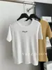 Camiseta de Manga Corta con Bordado de Letras Reductor de Edad Verano 2025 Camiseta Básica para Mujer Estilo Coreano Casual Versátil Top con Hombro Derecho Moderno