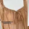 Top texturizado estilo francés de amarre para principios de otoño, blusa de rayón de manga larga con volantes y cuello cuadrado de amarre para mujer en color canela nude y otros colores