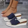 Sandalias de cuña para mujer de comercio exterior transfronterizo 2025 nuevo modelo europeo y americano de suela gruesa de tacón medio casual para playa con punta abierta talla grande