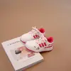 Zapatos para Niña Tenis Rojos Modelo Nuevo Primavera 2026 Tenis Blancos Infantiles Zapatos de Entrenamiento Suave para Niña Princesa