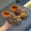 Chinelos de algodão infantis de inverno, quentes e forrados com fleece, impermeáveis, estampa de leopardo, para bebês e crianças pequenas, antiderrapantes, com design de calcanhar fechado