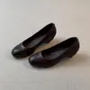 Sapatilhas baixas de couro macio estilo retrô francês, nova coleção outono/inverno 2026, sapatilhas slip-on versáteis e confortáveis para o uso diário e para ir ao trabalho
