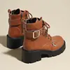 Botas de moda versátiles con cordones y hebilla para mujer 2026 para exportación, elegantes botas Martin que aumentan la altura con remaches, estilo coreano para otoño e invierno