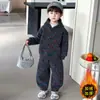 2402 Conjunto de Moletom com Forro de Lã para Meninos 2026 Novo Outono/Inverno Peça Única de Lã Estilo Coreano Infantil Conjunto de Duas Peças Xadrez Espesso