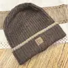 Nuevo Gorro de Punto Color Block para Mujer, Bordado de Letras Otoño e Invierno, Gorro Cálido para Proteger las Orejas, Versátil, de Moda que Adelgaza la Cara, Gorro para el Frío