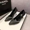 Sapatos de Salto Alto Franceses Sexy e Elegantes 2026 Primavera/Outono Novos Estilo Profissional Boca Rasa Bico Fino com Strass para Mulheres