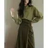 Conjunto de Falda Elegante Color Verde Claro Otoño e Invierno 2026 Combinado con una Sencilla Falda de Commuter Retro con Cuello Asimétrico Color Café Oscuro