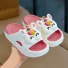 Novos Sapatos Estilo Crocs Infantis Meninos Meninas EVA Solado Macio Antiderrapante Tiras Únicas Chinelos Uso Interno Externo Sandálias de Praia Atacado