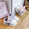 Tênis infantil de cano baixo para meninas, sapatos brancos com estampa de desenho animado, sola macia, respirável, com fecho de velcro, sapatos casuais esportivos para primavera e outono