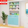A clínica tem uma porta de vidro para o armário de medicamentos, uma estação de dispensação, uma mesa de tratamento, um armário de medicamentos e gavetas para o armário de medicamentos ocidentais.