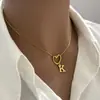Collar de Acero de Titanio con Colgante de Corazón de Gama Alta y 26 Letras Inglesas para Mujer, Cadena para Clavícula con Apellido, Nicho de Lujo Ligero, Celebridad de Internet para Mejor Amiga