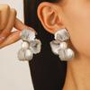 Aretes de Flor de Perla Incrustada de Moda de Lujo Ligero de Alta Gama Transfronterizos Combinables Aretes de Hoja Elegantes Personalizados Aretes para Mujer