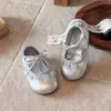 Sapatos de couro perolado estilo francês para meninas 2026 primavera-verão novo infantil vazado bico fechado com laço e renda sapatos de princesa