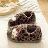 Chinelos fofos com estampa de leopardo e tema de gato para estudantes, com forro de pelúcia quente, adequados para usar em casa e como sapatos pós-parto