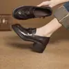 Sapatos Pequenos de Couro com Salto Grosso da Moda Feminino 2026 Primavera/Outono Novo Aumentar Altura Sapatos de Salto Único Slip-on Mocassins Britânicos Sapatos Femininos de Couro Macio