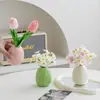 Estilo ins flor de tulipán artificial adorno de escritorio flor de margarita pequeña flor falsa jarrón de cerámica crema decoración de sala de estar dormitorio