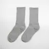 Calcetines básicos de color sólido blanco y negro de caña media hechos en China calcetines deportivos de algodón orgánico calcetines de algodón casuales simples para hombres y mujeres