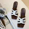 2026 Verão Novo Estilo Chinelos Vazados de Salto Bloco Bico Quadrado Peep-Toe Salto Alto Retrô Francês Abertos na Ponta Chinelos Femininos