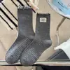 Calcetines de otoño e invierno a media pantorrilla con etiqueta de tela a rayas con volantes para mujer, calcetines apilados retro coreanos, calcetines de algodón para mujer, venta al por mayor para tiendas de Instagram