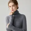 La nueva colección de otoño e invierno de Andy presenta suéteres de punto acanalado de color liso con diseño de cuello alto, ofreciendo un look sencillo y versátil.. Estas capas base de corte ajustado están disponibles para venta al por mayor
