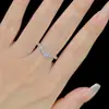 Anillo S925 Plata de Ley Diamante de Alto Carbono Forma de V Fila Lisa de Anillos para Mujer con Diseño de Nicho Anillo Simple Apilado de Fila de Diamantes Joyería Lista para la Venta