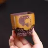 Taza Yixing Zisha Hecha a Mano Grabada Taza para Degustación de Té Taza para Anfitrión Paisaje Arcilla Púrpura Cuadrada Piedra Taihu Año Tras Año Tener Pez Taza de Té