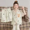 Pijama de seda helada para niñas, nuevo modelo verano 2026, ropa de casa para niños talla mediana y grande, conjunto de tres piezas de manga corta para niños, ropa fina para aire acondicionado